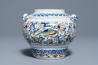 Een polychrome Delftse kasjmier palet pot met getorste oren, Engeland, 1e kwart 18e eeuw