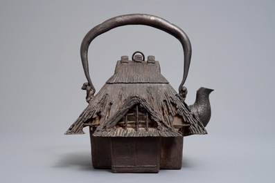 Une verseuse tetsubin en fonte de fer en forme de cabane, Japon, Meiji, 19&egrave;me
