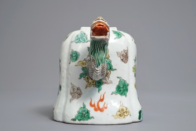 Une th&eacute;i&egrave;re en forme de dragon en porcelaine de Chine famille verte, 19/20&egrave;me
