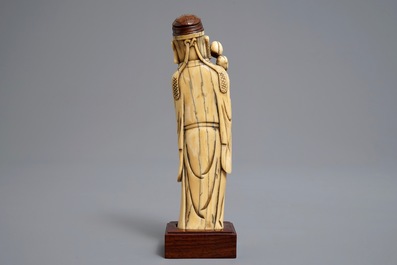 Un mod&egrave;le d'un lettr&eacute; en ivoire sculpt&eacute; de style Ming, Chine, 19&egrave;me