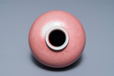 A Chinese peachbloom-glazed globular vase on stand, 19/20th C.
