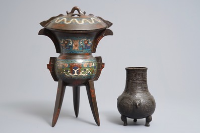 Een Chinese bronzen driepotige vaas en een cloisonn&eacute; wijnkan van jue-type, 18/19e eeuw