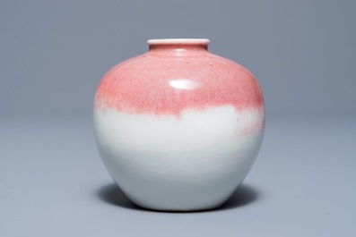 A Chinese peachbloom-glazed globular vase on stand, 19/20th C.