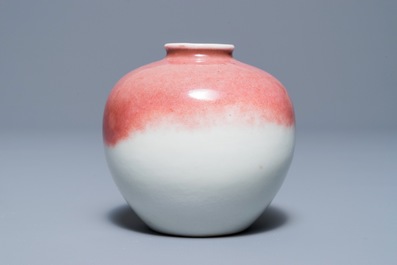 Un vase globulaire en porcelaine de Chine monochrome peau de p&ecirc;che, 19/20&egrave;me