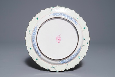 Un plat &agrave; d&eacute;cor d'un paysage en &eacute;maux de Canton, Chine, Qianlong