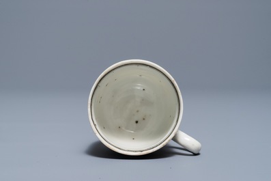 Une tasse et soucoupe en porcelaine de Chine grisaille et dor&eacute;, Yongzheng/Qianlong