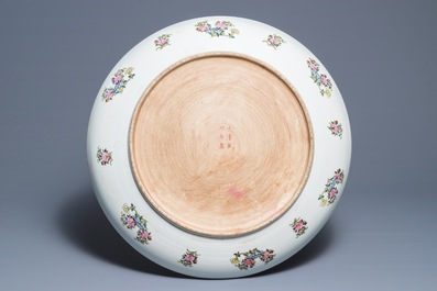 Un tr&egrave;s grand plat en porcelaine de Chine famille rose, marque de Xuantong, 20&egrave;me
