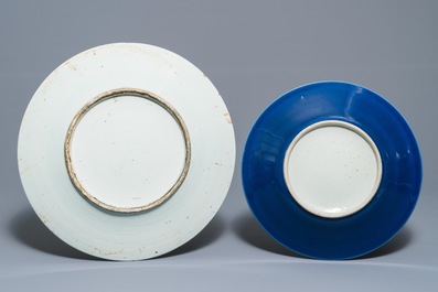 Deux plats en porcelaine de Chine famille verte et bleu monochrome, 19&egrave;me