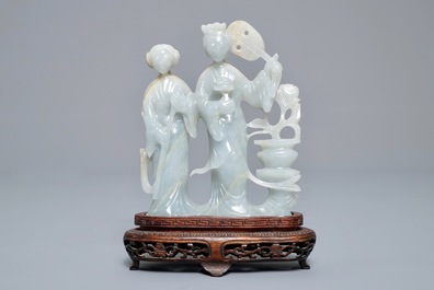 Een Chinese jade groep met twee dames en twee ajour broches, 19/20e eeuw
