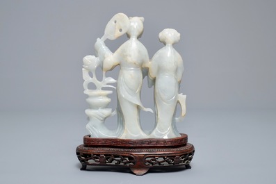 Een Chinese jade groep met twee dames en twee ajour broches, 19/20e eeuw