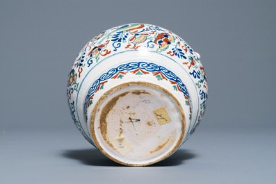 Een polychrome Delftse kasjmier palet pot met getorste oren, Engeland, 1e kwart 18e eeuw