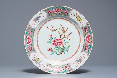 Un plat et une paire d'assiettes en porcelaine de Chine famille rose &agrave; d&eacute;cor floral, Qianlong