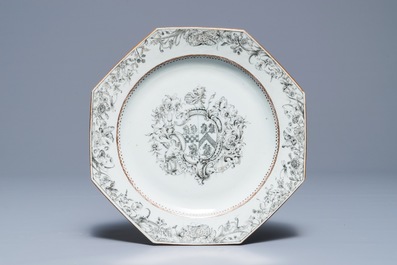 Een paar octagonale Chinese grisaille 'Birckbeck' wapenborden en een famille rose 'Laroche' bord, Qianlong