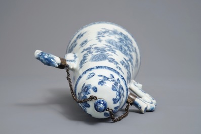 Une cafeti&egrave;re couverte en porcelaine de Chine bleu et blanc, Qianlong