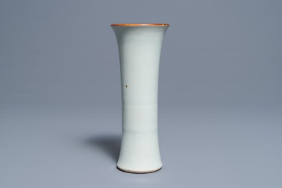 Un vase en porcelaine blanc de Chine &agrave; d&eacute;cor incis&eacute;, &eacute;poque Transition