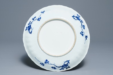 Un plat en porcelaine de Chine bleu et blanc &agrave; d&eacute;cor d'un panier fleuri, Kangxi