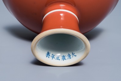 Een Chinese monochrome leverrode stem cup, Yongzheng merk, 19/20e eeuw