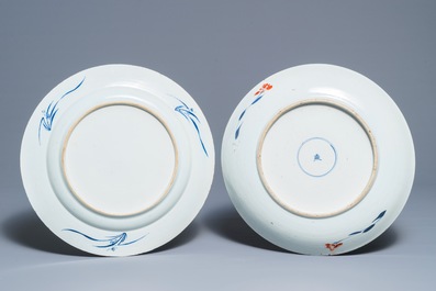 Deux plats en porcelaine de Chine bleu et blanc et de style Imari, Kangxi et Qianlong