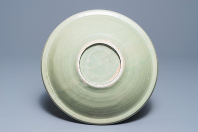 Un plat en porcelaine de Chine c&eacute;ladon de Longquan &agrave; d&eacute;cor incis&eacute;, Ming