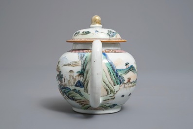 Een Chinese famille rose theepot met reizigers in een landschap, Yongzheng