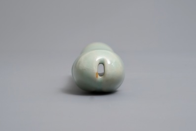 Een Chinees longquan celadon model van een fallus, Ming of later