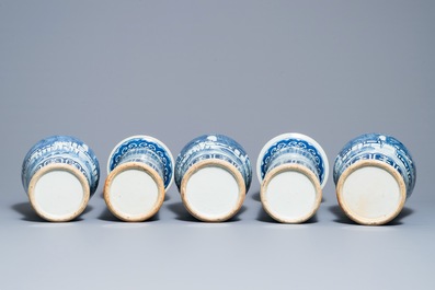 Une garniture de cinq vases en porcelaine de Chine bleu et blanc, 19&egrave;me