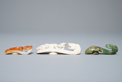 Trois boucles de ceinture en jade sculpt&eacute;, Chine, 19&egrave;me