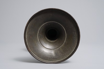 Un vase en bronze et &eacute;maux champlev&eacute;s, Chine, 17/18&egrave;me