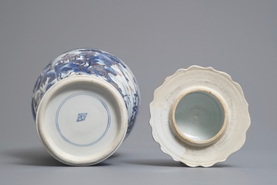 Un vase couvert en porcelaine de Chine bleu et blanc &agrave; d&eacute;cor d'un paysage surd&eacute;cor&eacute;, Kangxi