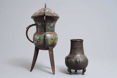 Un vase tripod et une coupe jue en bronze et &eacute;maux cloisonn&eacute;s, Chine, 18/19&egrave;me