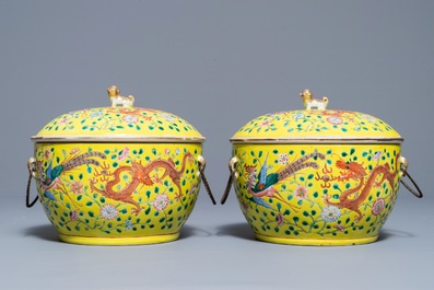 Een paar Chinese famille jaune dekselkommen met draken en feniksen, 19e eeuw