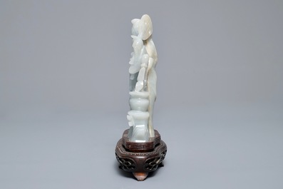 Un groupe figurant deux femmes et deux plaques ajour&eacute;s en jade sculpt&eacute;, 19/20&egrave;me