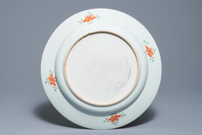 Une paire de grands plats en porcelaine de Chine du service du Roi de France Louis XV, Yongzheng, vers 1732