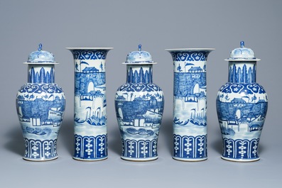Een vijfdelig Chinees blauwwit kaststel met havenzichten, 19e eeuw