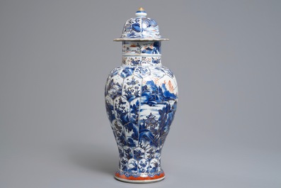 Un vase couvert en porcelaine de Chine bleu et blanc &agrave; d&eacute;cor d'un paysage surd&eacute;cor&eacute;, Kangxi
