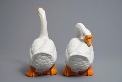 Une paire de mod&egrave;les d'oies en porcelaine de Chine, Qianlong/Jiaqing