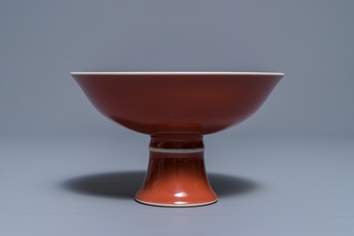 Un bol sur piedouche en porcelaine de Chine rouge monochrome, marque de Yongzheng, 19/20&egrave;me