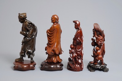 Vier diverse Chinese houten beelden, 19/20e eeuw