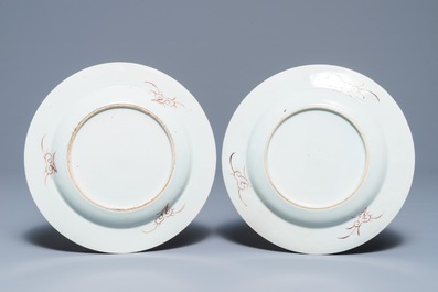 Un bassin et une paire d'assiettes en porcelaine de Chine famille rose &agrave; d&eacute;cor d'antiquit&eacute;s, Qianlong
