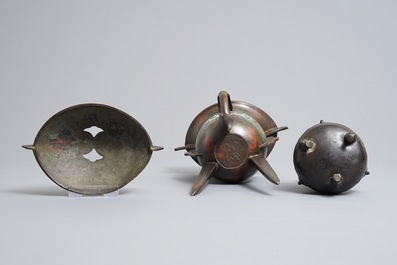 Een Chinese bronzen driepotige vaas en een cloisonn&eacute; wijnkan van jue-type, 18/19e eeuw