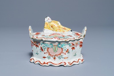Een polychroom Delfts petit feu en dor&eacute; botervlootje met een liggende Chinees, 18e eeuw