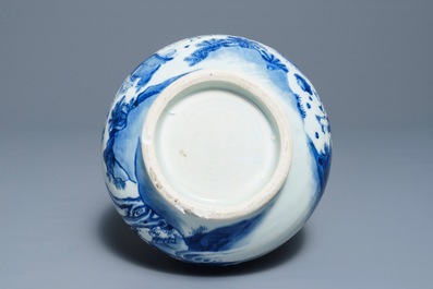 Un vase de forme bouteille en porcelaine de Chine bleu et blanc &agrave; d&eacute;cor figuratif, &eacute;poque Transition