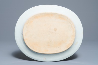 Un plat armori&eacute; en porcelaine de Chine famille rose pour le march&eacute; anglais, blasons de Chamers et Wilton, Qianlong