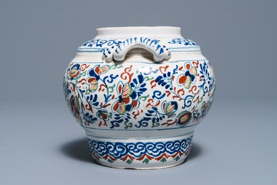 Een polychrome Delftse kasjmier palet pot met getorste oren, Engeland, 1e kwart 18e eeuw