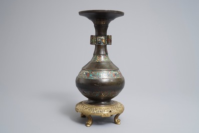 Een Chinese bronzen champlev&eacute; email vaas, 17/18e eeuw