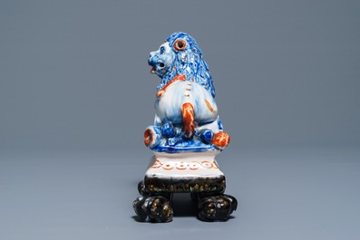 Un mod&egrave;le d'un lion en fa&iuml;ence polychrome de Delft, 19&egrave;me