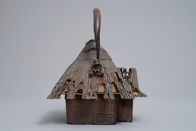 Een Japanse smeedijzeren tetsubin in de vorm van een hut, Meiji, 19e eeuw