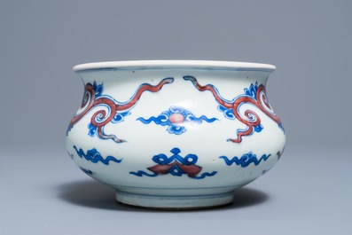 Un br&ucirc;le-parfum en porcelaine de Chine bleu, blanc et rouge &agrave; d&eacute;cor de dragons, Kangxi
