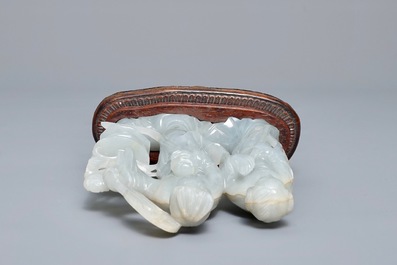 Een Chinese jade groep met twee dames en twee ajour broches, 19/20e eeuw