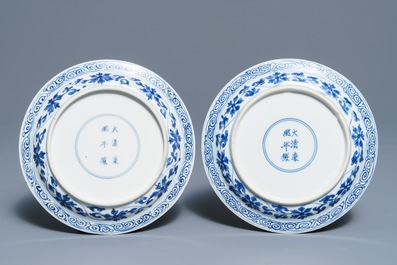 Une paire de coupes aux dragons en porcelaine de Chine bleu et blanc, marque et &eacute;poque de Kangxi